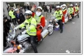 昆明交警骑摩托车扮成“圣诞老人”派发“圣诞锦囊”